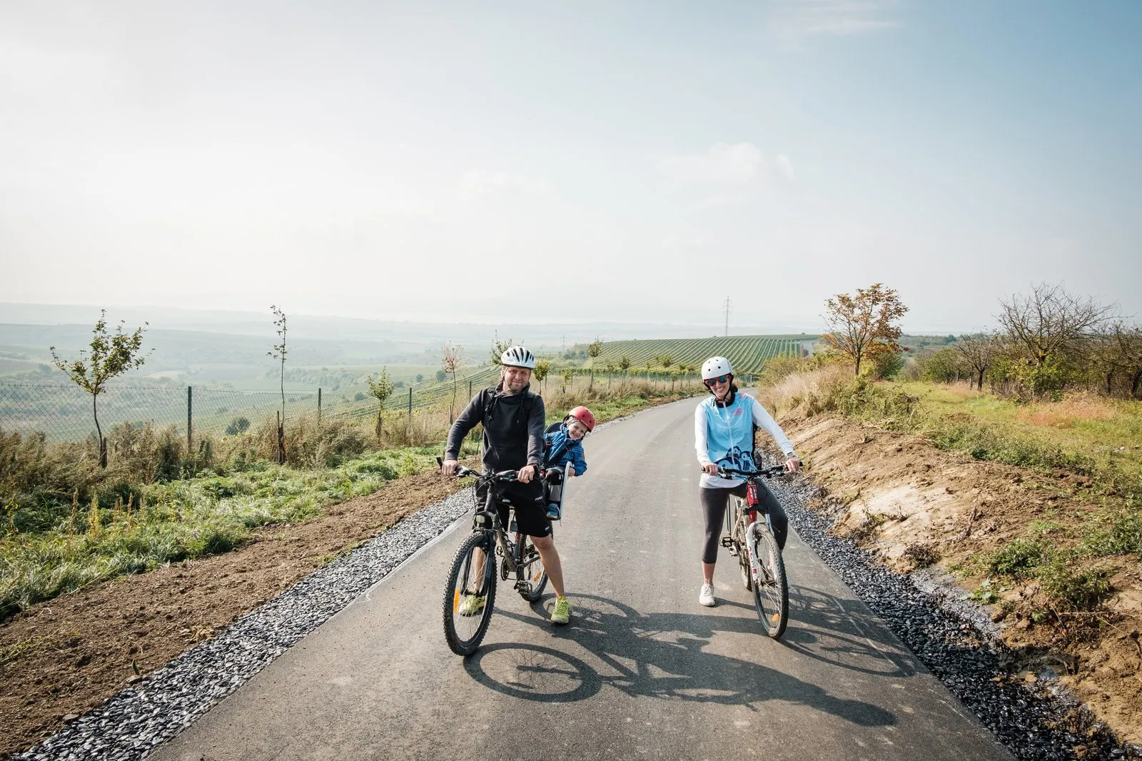 Cykloturisté na cestě v krajině jižní Moravy