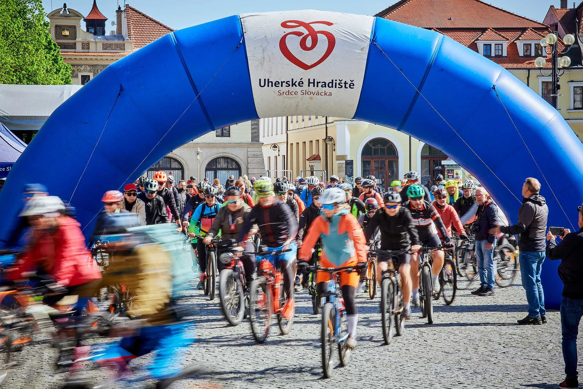 Na kole vinohrady Uherskohradišťska aneb symbolické otevírání cyklostezek