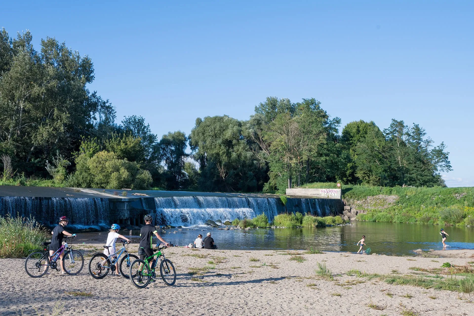 Na kole a pěšky krajem Alfonse Muchy
